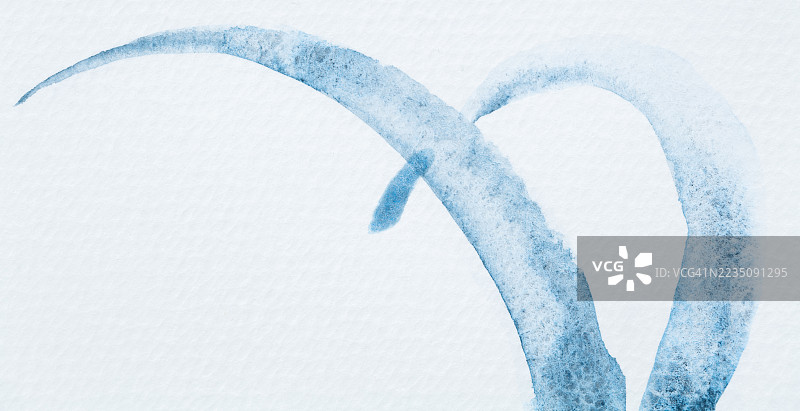 白纸背景上的抽象蓝色水彩笔触图片素材