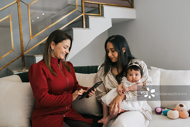 家访助产士为母婴提供咨询服务图片素材