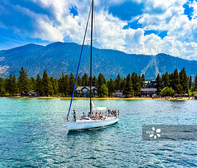 塔霍湖上的帆船，甲板上有乘客图片素材