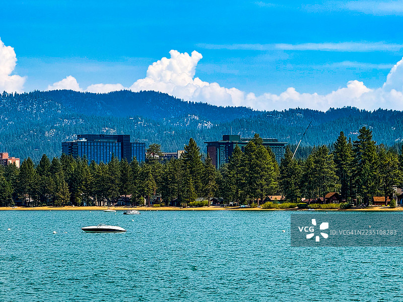 从南太浩湖看到的船只、湖泊、树木、赌场酒店和山脉图片素材