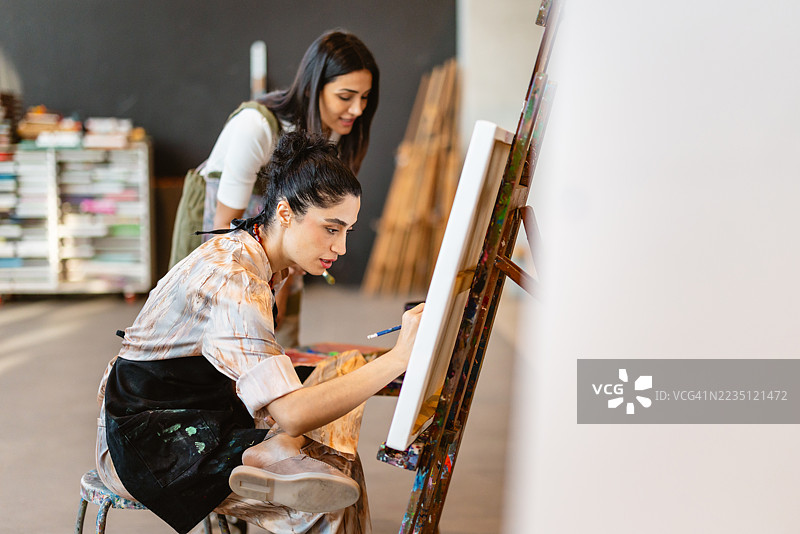 中东女性参与艺术课堂的创意活动图片素材