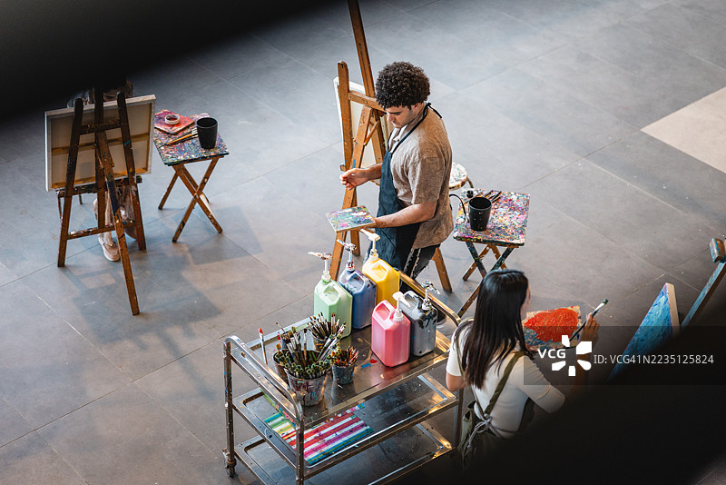 中东男性艺术家在创意工作室绘画图片素材
