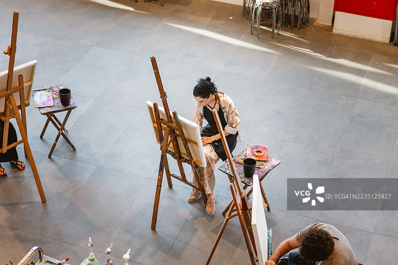 专注的年轻中东女性在艺术课堂上绘画图片素材