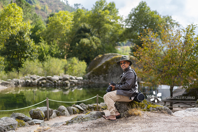 成熟男性在洛里加河海滩图片素材