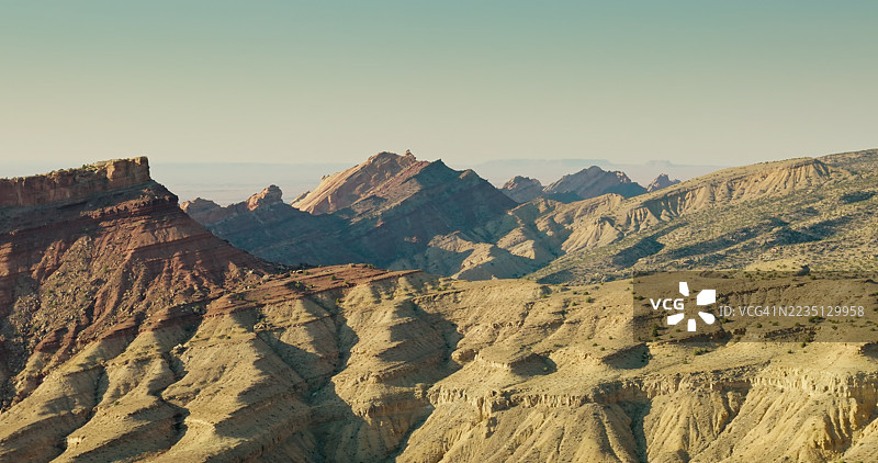 犹他州圣拉斐尔膨胀地区沙漠桌状山和高原的壮丽航拍图图片素材