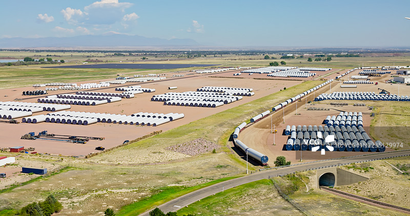 风力涡轮机工厂上空的铁路轨道 - 航拍图片素材