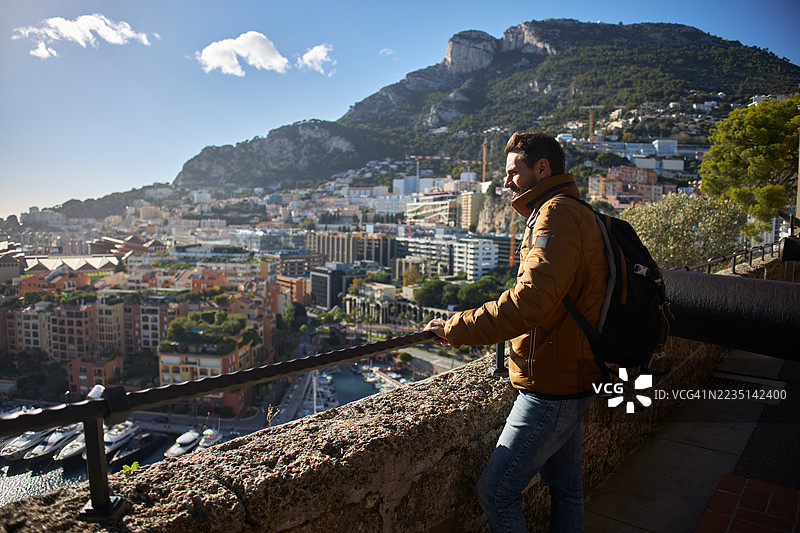 年轻人在美丽的旅行目的地欣赏风景图片素材
