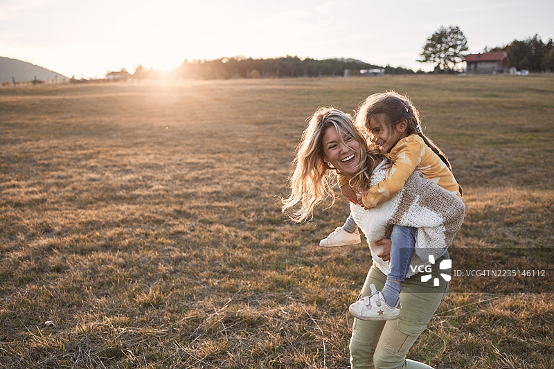 快乐的母女在大自然中玩耍图片素材