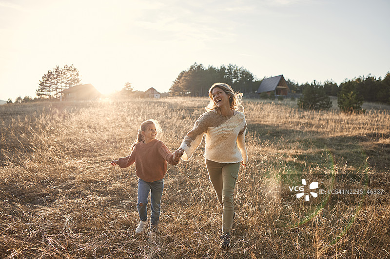 快乐的母女俩在大自然中玩耍图片素材