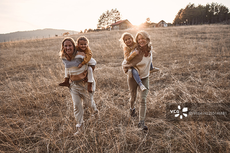 快乐的女性和女孩们在大自然中玩耍图片素材