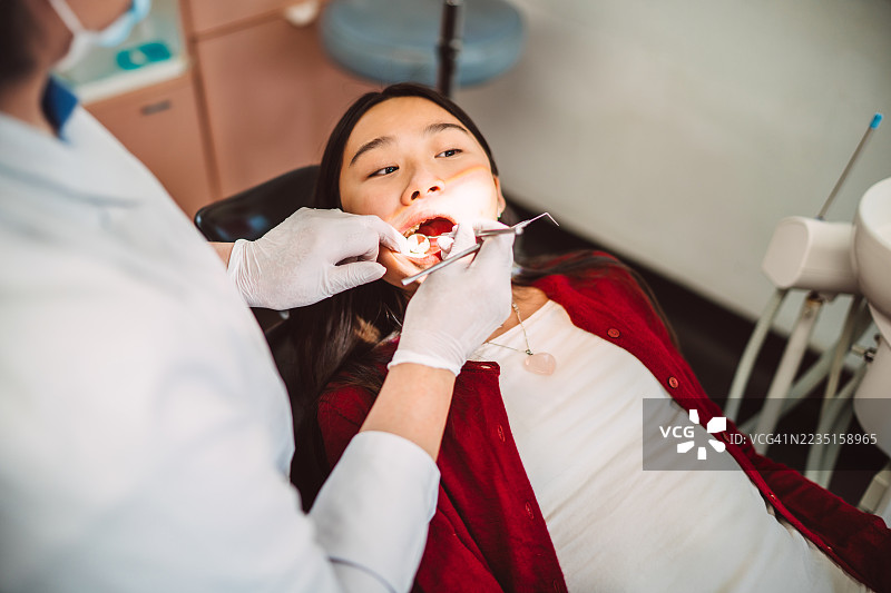 青少年女孩在诊所接受牙科检查图片素材