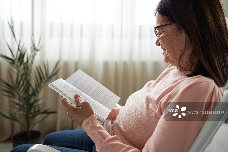 一位年长的女士正在读书图片素材