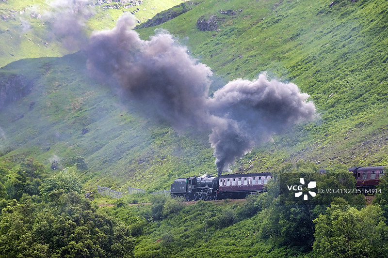 著名的西高地铁路上的蒸汽火车，位于苏格兰高地地区的福特威廉和马莱格之间图片素材