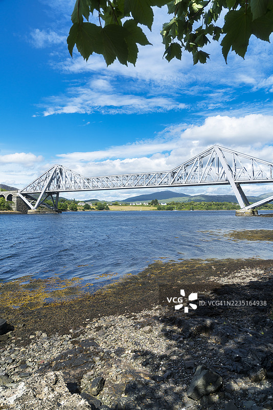 俯瞰标志性的康奈尔桥，位于苏格兰西海岸的奥班附近A828主干道上。阿盖尔和比特，苏格兰，英国图片素材
