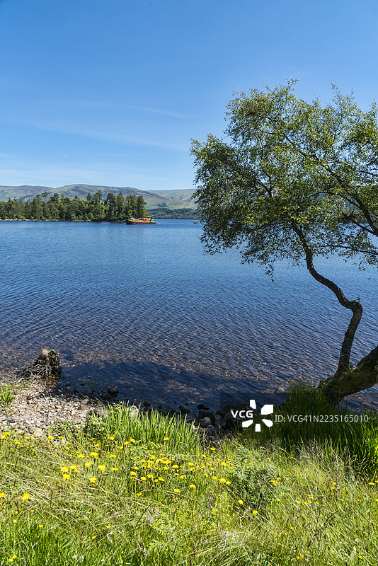 俯瞰洛赫洛基湖，著名的凯尔多尼亚运河上的内陆湖泊之一。苏格兰高地地区，英国图片素材