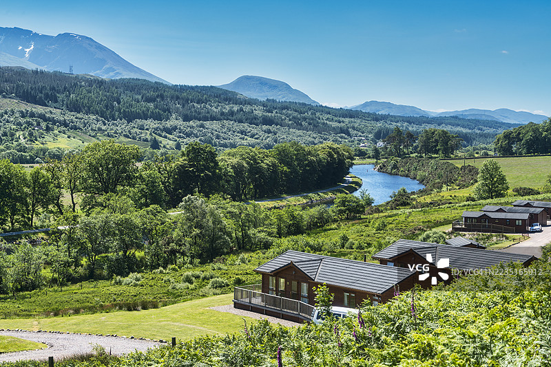 沿着加利多尼亚运河向东南方向望去（就在威廉堡以北），靠近盖尔洛基。位于苏格兰高地地区的威廉堡附近。图片素材