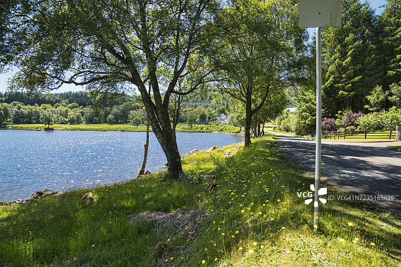 俯瞰洛赫洛基，这是著名的凯尔多尼亚运河上的一个内陆湖泊。苏格兰高地地区，英国图片素材