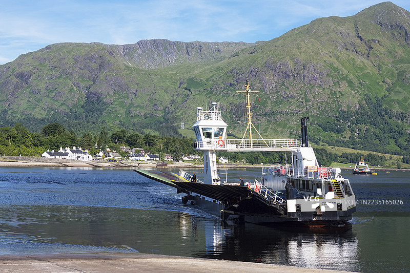 西望洛赫林赫，看到奥尼奇科兰渡轮。苏格兰高地地区，威廉堡。图片素材