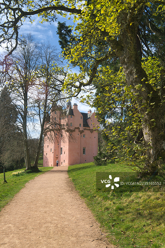 向南望去，沿着古老的车道可以看到著名的粉色克雷吉瓦城堡（1626年）。阿尔福德，阿伯丁郡，高地地区，苏格兰，英国图片素材