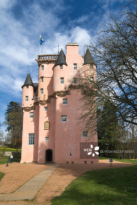 向南望去，古老的车道通向著名的粉色克雷吉瓦城堡（1626年）。阿尔福德，阿伯丁郡，高地地区，苏格兰，英国图片素材