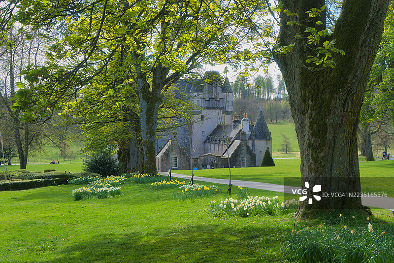 向南望去，主干道通往著名的弗雷泽城堡。位于苏格兰阿伯丁郡因弗鲁里，高地地区。图片素材