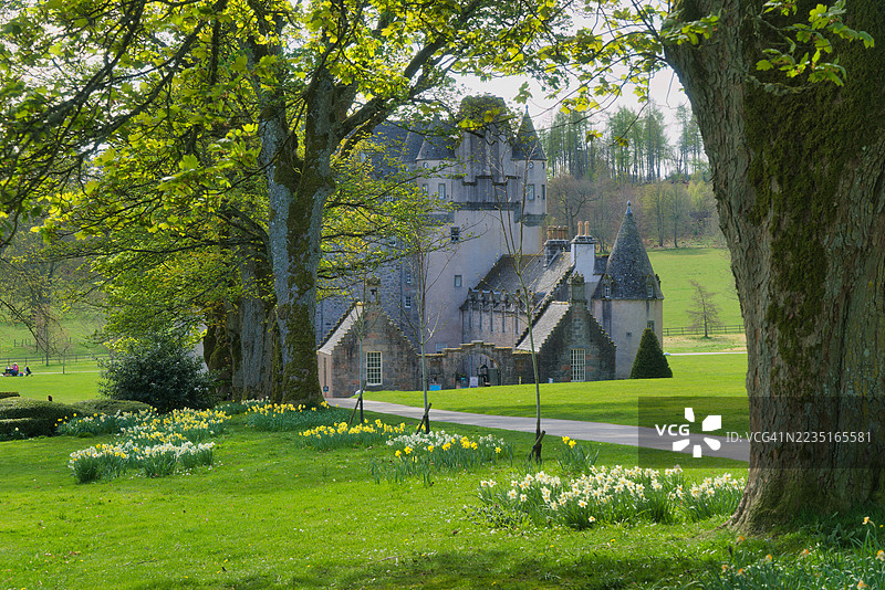 向南望去，主干道通往著名的弗雷泽城堡。位于苏格兰阿伯丁郡因弗鲁里，高地地区。图片素材