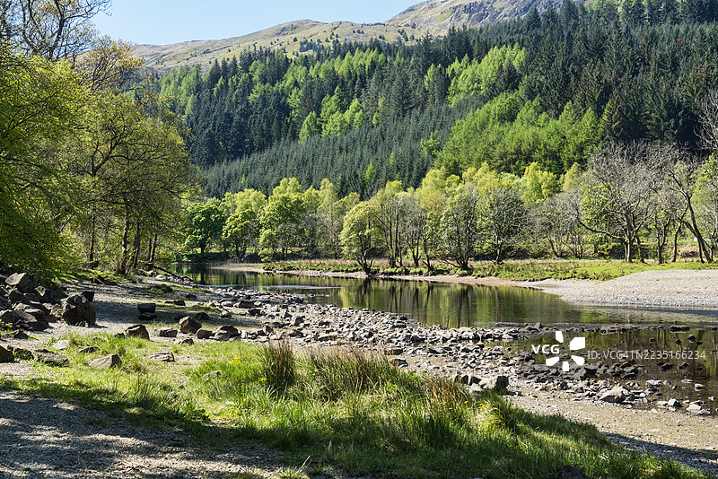 向西俯瞰伦尼河（在卢布奈格湖）至伊丽莎白女王森林公园和本·莱迪。靠近卡兰德，特罗斯achs，斯特灵郡，苏格兰。图片素材