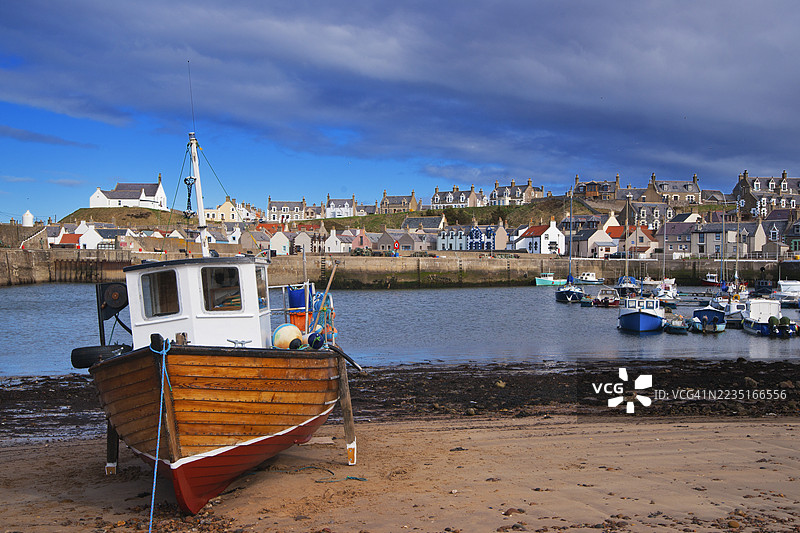 俯瞰芬多赫港的东北方向。木船停靠在海滩上。菲尔斯，苏格兰，英国图片素材