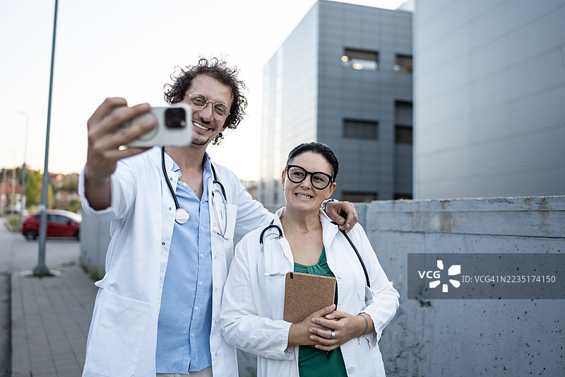 医生在医院户外自拍图片素材