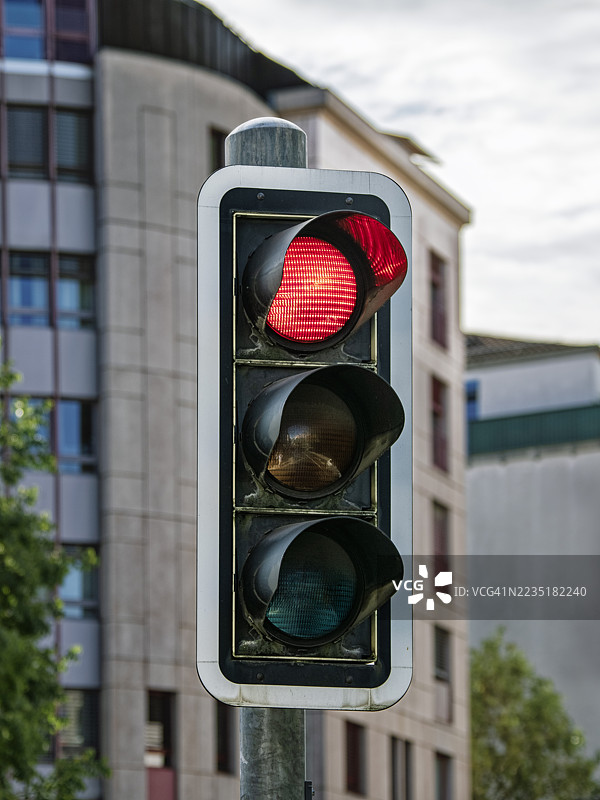 城市街道上的红色交通灯。图片素材