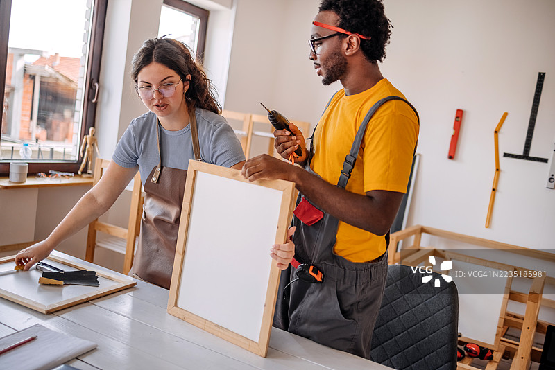 年轻人们在木工车间创业图片素材