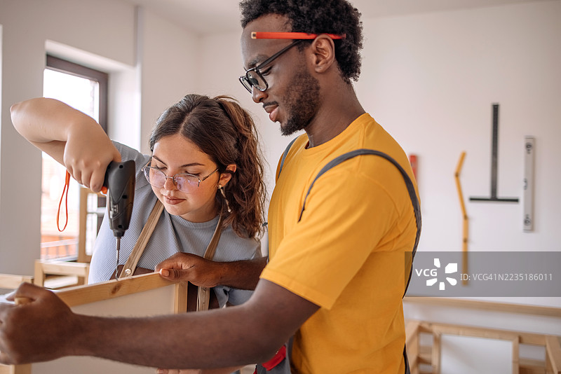 年轻人们在木工车间创业图片素材