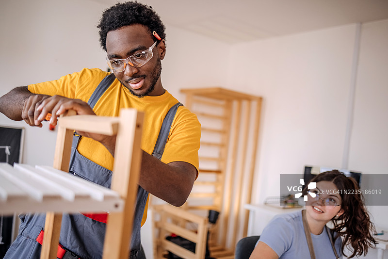 年轻人们在木工车间创业图片素材