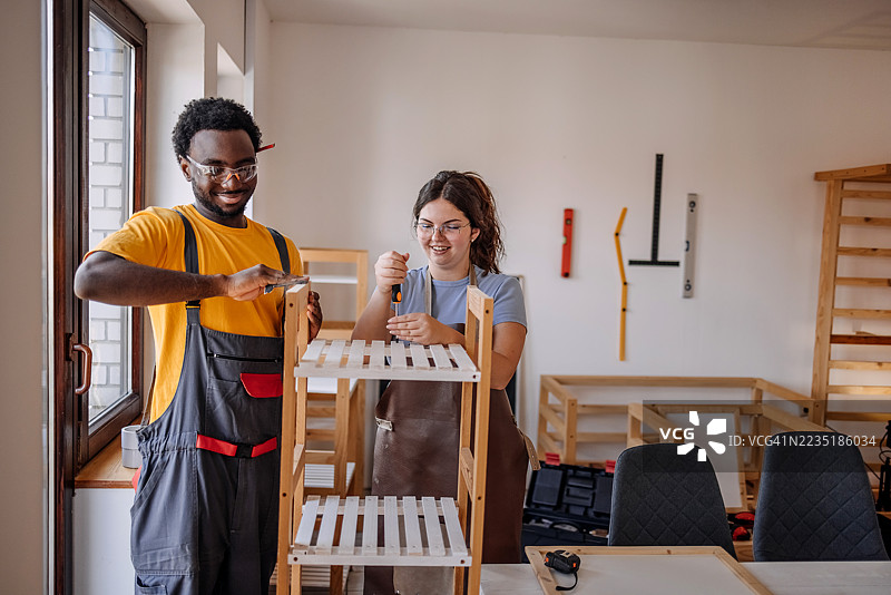 年轻人们在木工车间创业图片素材