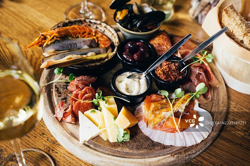 肉类和海鲜拼盘配美酒图片素材
