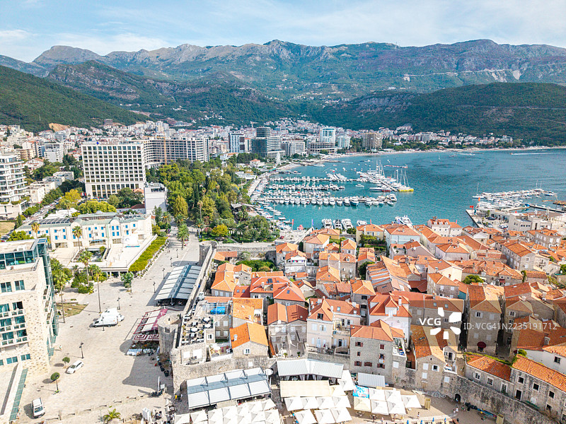 海滨小镇，背靠山脉和码头图片素材