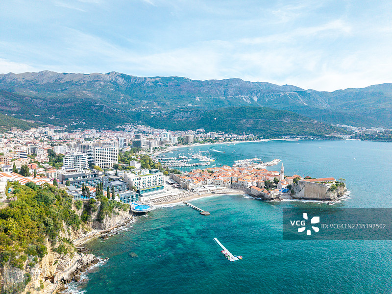 海滨小镇和港口的鸟瞰图图片素材