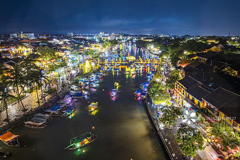 黄昏时分的会安，船只的鸟瞰图图片素材