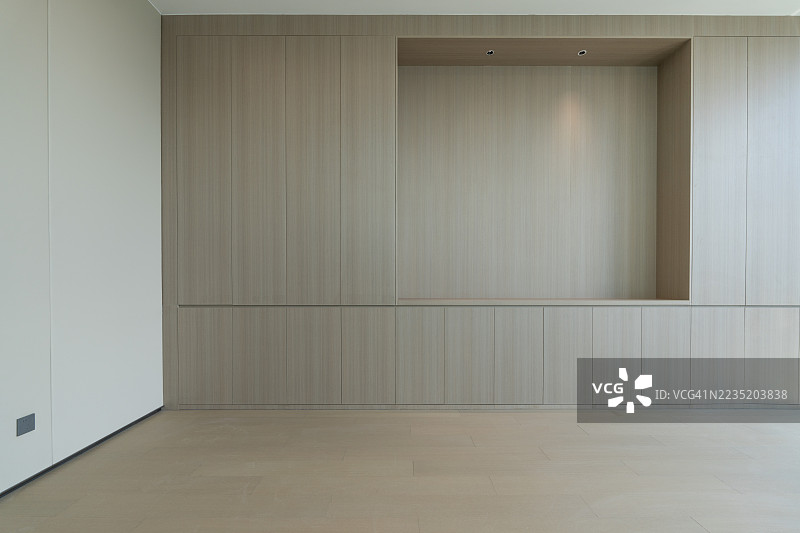 极简主义室内设计与内置书架单元图片素材