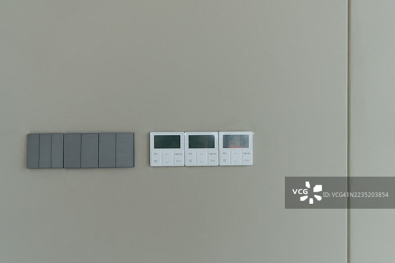 现代墙壁开关和调光控制器图片素材