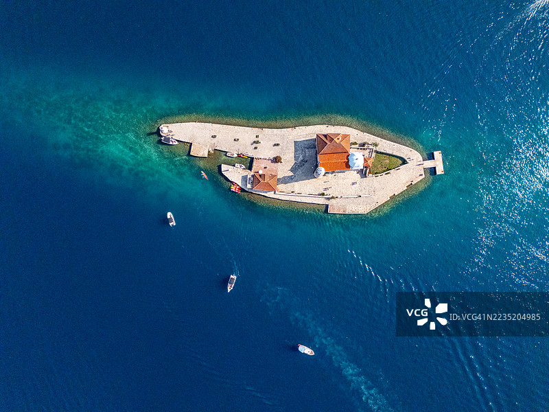 小岛上有建筑物，四周被蓝色海水环绕图片素材