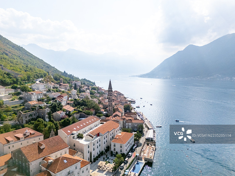 海滨小镇与船只和山景图片素材