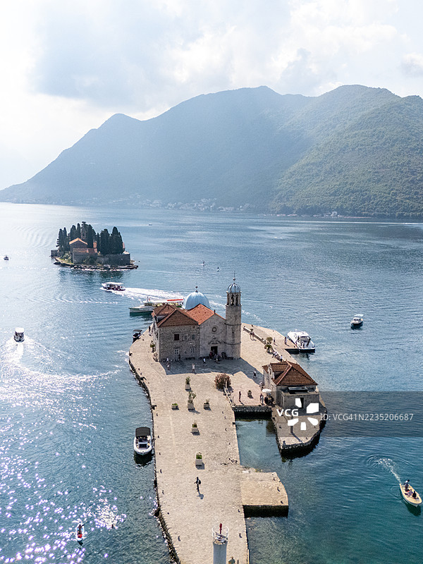 风景如画的海湾码头上的历史悠久的岛屿教堂图片素材