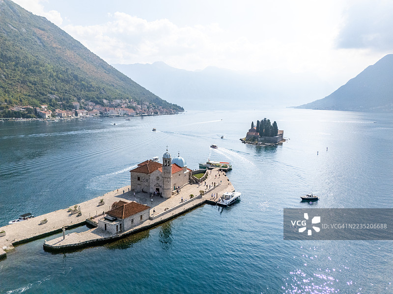 风景如画的海湾码头上的历史悠久的岛屿教堂图片素材