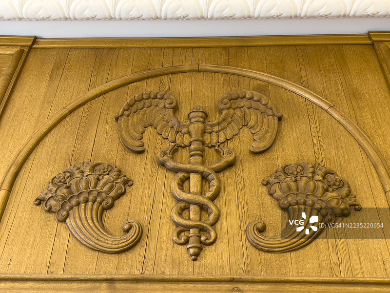 木墙上的药店标志图片素材