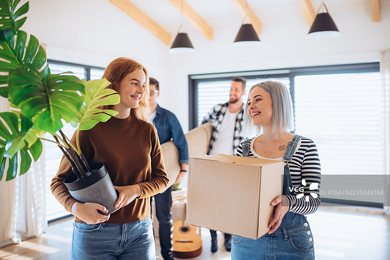 大学生们在假期后正返回宿舍。图片素材