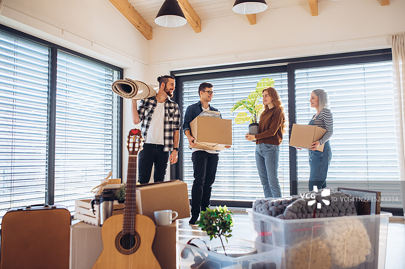 大学生们在假期后正返回宿舍。图片素材