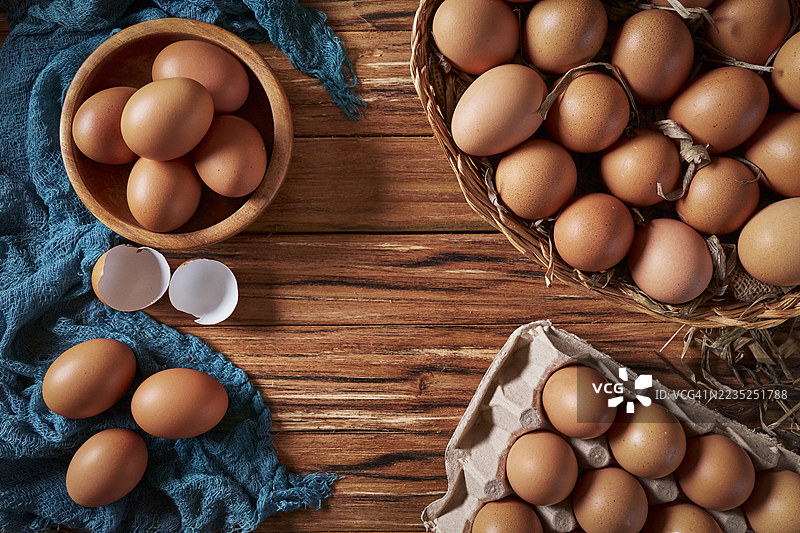 新鲜鸡蛋放在乡村风格的木桌上图片素材