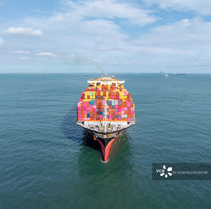 无人机视角下的MSC集装箱船在海上航行图片素材
