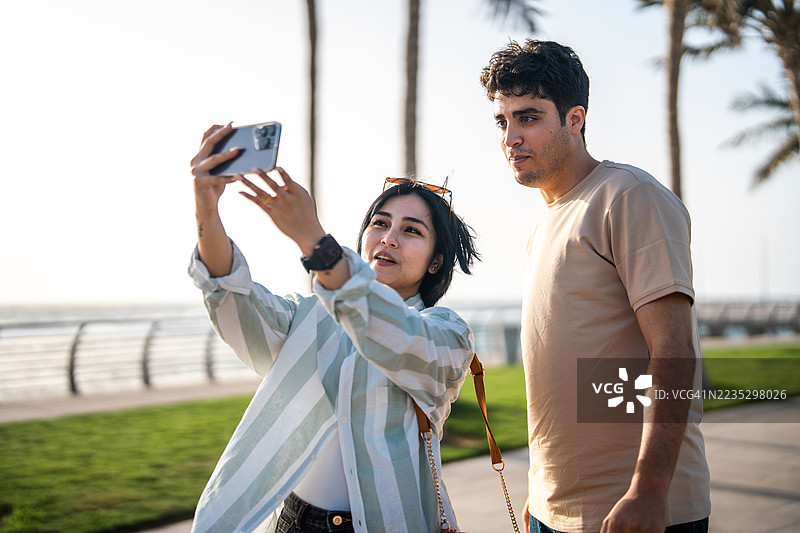 多元化的情侣在科尼什海滨捕捉瞬间图片素材